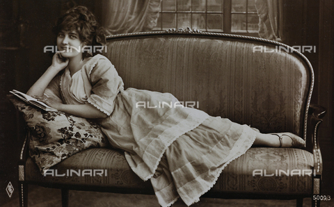 AVQ-A-000047-0022 - Portrait of a young woman, postcard - Date of photography: 1910-1920 - Alinari Archives, Florence