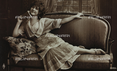 AVQ-A-000047-0023 - Portrait of a young woman, postcard - Date of photography: 1910-1920 - Alinari Archives, Florence