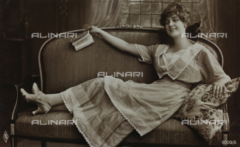 AVQ-A-000047-0025 - Portrait of a young woman, postcard - Date of photography: 1910-1920 - Alinari Archives, Florence