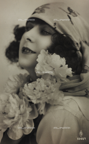 AVQ-A-000047-0030 - Close up of a young woman, postcard - Date of photography: 1910-1920 - Alinari Archives, Florence