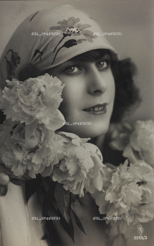 AVQ-A-000047-0031 - Close up of a young woman, postcard - Date of photography: 1910-1920 - Alinari Archives, Florence