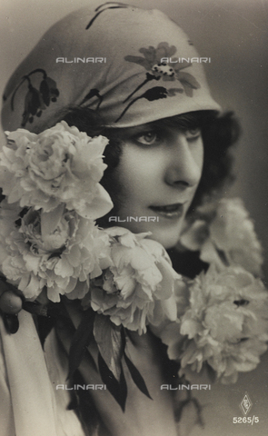 AVQ-A-000047-0034 - Close up of a young woman, postcard - Date of photography: 1910-1920 - Alinari Archives, Florence
