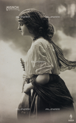 AVQ-A-000047-0036 - Portrait of a girl with a mandolin, postcard - Mignon - Date of photography: 1910-1920 - Alinari Archives, Florence
