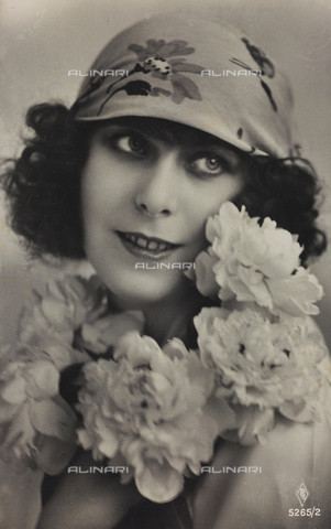AVQ-A-000047-0037 - Close up of a young woman, postcard - Date of photography: 1910-1920 - Alinari Archives, Florence