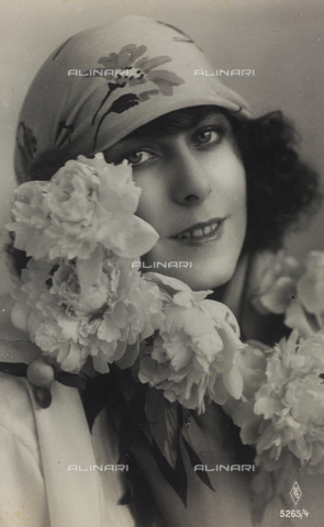 AVQ-A-000047-0038 - Close up of a young woman, postcard - Date of photography: 1910-1920 - Alinari Archives, Florence