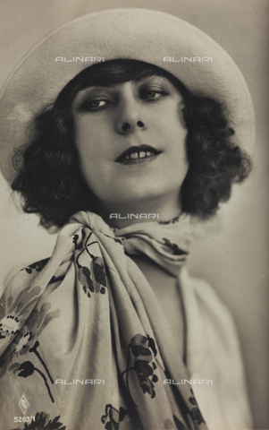 AVQ-A-000047-0052 - Portrait of a young woman, postcard - Date of photography: 1910-1920 - Alinari Archives, Florence