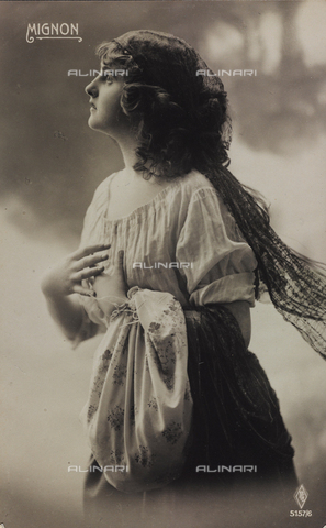 AVQ-A-000047-0067 - Portrait of a girl, postcard - Mignon - Date of photography: 1910-1920 - Alinari Archives, Florence