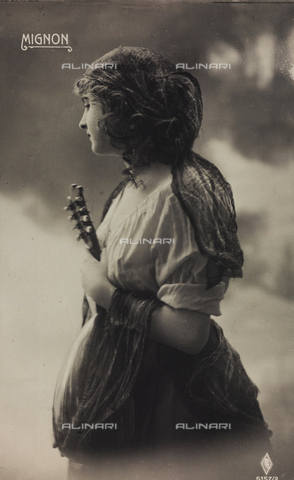 AVQ-A-000047-0068 - Portrait of a girl with a mandolin, postcard - Mignon - Date of photography: 1910-1920 - Alinari Archives, Florence