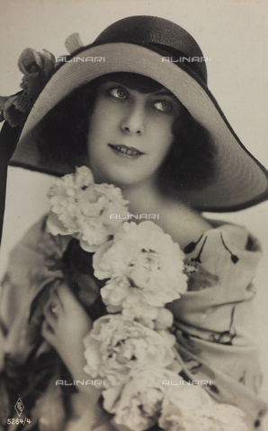 AVQ-A-000047-0081 - Portrait of a young woman, postcard - Date of photography: 1910-1920 - Alinari Archives, Florence