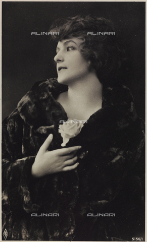 AVQ-A-000047-0085 - Portrait of a young woman, postcard - Date of photography: 1910-1920 - Alinari Archives, Florence