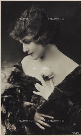 AVQ-A-000047-0088 - Portrait of a young woman, postcard - Date of photography: 1910-1920 - Alinari Archives, Florence