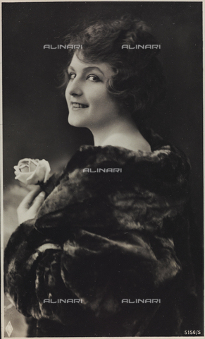 AVQ-A-000047-0089 - Portrait of a young woman, postcard - Date of photography: 1910-1920 - Alinari Archives, Florence