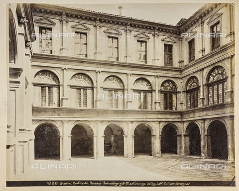 AVQ-A-000104-0029 - Cortile di Palazzo Salvadego, già Martinengo da Padernello, Brescia - Data dello scatto: 1880-1890 - Archivi Alinari, Firenze