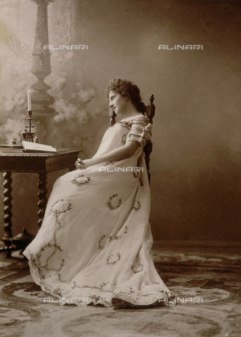 AVQ-A-000128-0029 - Florentine nobile lady - Date of photography: 1900 ca. - Alinari Archives, Florence
