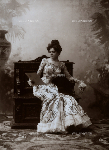 AVQ-A-000128-0077 - Actress of prose and song - Date of photography: 1905 - Alinari Archives, Florence