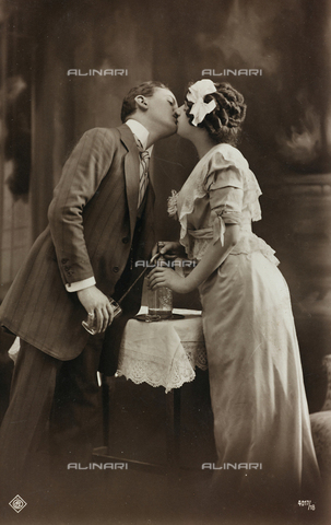 AVQ-A-000140-0026 - Postcard, lovers portrait while kissing each other, "Album para Tarjetas postales" - Date of photography: 1910 ca. - Alinari Archives, Florence