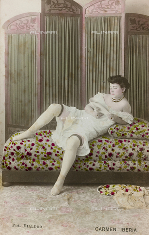AVQ-A-000140-0121 - Postcard, portrait of a woman in a dressing room while reading, "Album para Tarjetas postales" - Date of photography: 1910 ca. - Alinari Archives, Florence