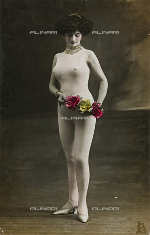 AVQ-A-000140-0123 - Postcard, portrait of a woman wearing a tight-fitting suit and holding a flower wreath, "Album para Tarjetas postales" - Date of photography: 1910 ca. - Alinari Archives, Florence
