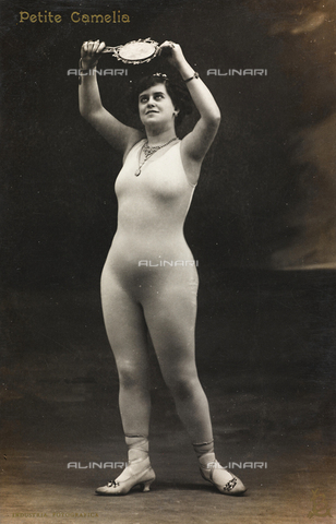 AVQ-A-000140-0125 - Postcard, portrait of a woman wearing a tight-fitting suit holding a mirror in her hands, "Album para Tarjetas postales" - Date of photography: 1910 ca. - Alinari Archives, Florence