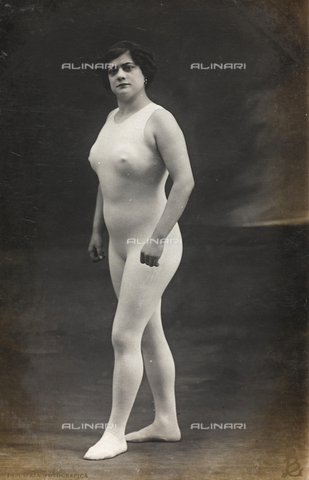 AVQ-A-000140-0127 - Postcard, portrait of a woman wearing a tight-fitting suit, "Album para Tarjetas postales" - Date of photography: 1910 ca. - Alinari Archives, Florence
