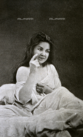 AVQ-A-000200-0026 - Young woman having a fit of convulsive hysteria. The patient is in a state of auditory hallucination - Date of photography: 1878 - Verchi Marialieta Collection / Alinari Archives, Florence