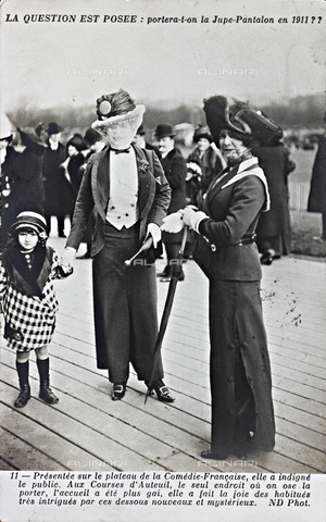 AVQ-A-000217-0002 - Ritratto di due donne con una bambina, cartolina; il supporto reca indicato "La domanda è: ci sarà la gonna-pantalone nel 1911?" - Data dello scatto: 1911 - Archivi Alinari, Firenze