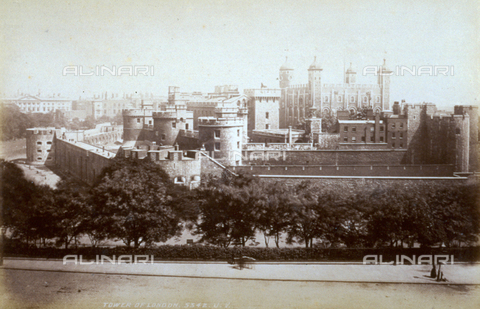 AVQ-A-000223-0005 - General view of the famous Tower of London - Date of photography: 1860-1880 ca. - Alinari Archives, Florence