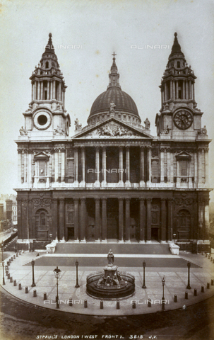 AVQ-A-000223-0008 - The elegant facade of St. Paul's Cathedral in London. In the foreground, at the center of the cathedral square, the statue of Queen Anne - Date of photography: 1860-1880 ca. - Alinari Archives, Florence