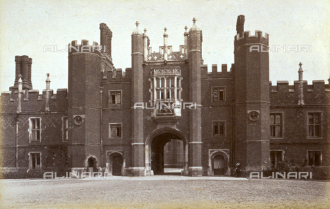 AVQ-A-000223-0031 - The majestic entrance to the Royal Palace of Hampton Court - Date of photography: 1860-1880 ca. - Alinari Archives, Florence