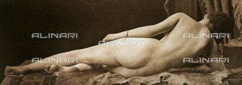 AVQ-A-000252-0003 - Giovane donna nuda vista da tergo, distesa su una pelle di animale - Data dello scatto: 1896 ca. - Archivi Alinari, Firenze