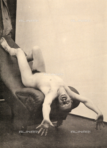 AVQ-A-000438-0011 - Nudo maschile disteso in un dormeuse - Data dello scatto: 1925 ca. - Archivi Alinari, Firenze