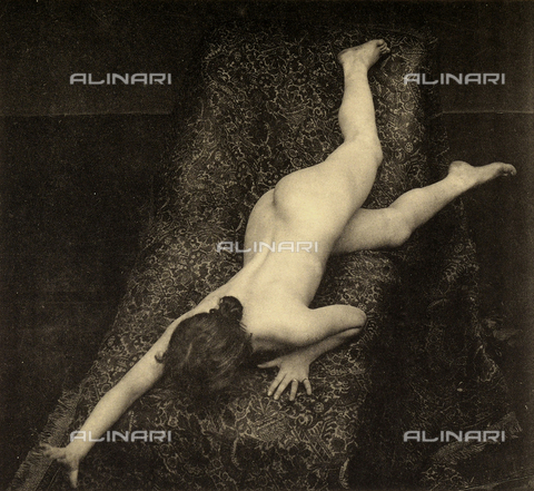 AVQ-A-000438-0012 - Nudo femminile disteso visto di schiena - Data dello scatto: 1925 ca. - Archivi Alinari, Firenze