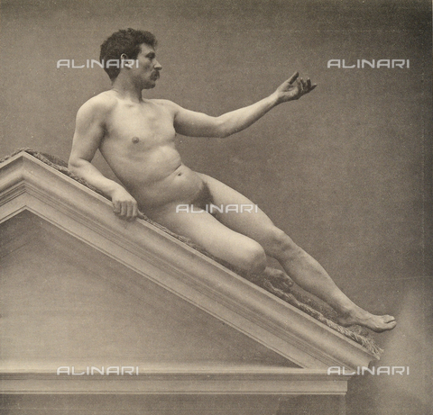 AVQ-A-000438-0013 - Nudo maschile adagiato su timpano - Data dello scatto: 1925 ca. - Archivi Alinari, Firenze