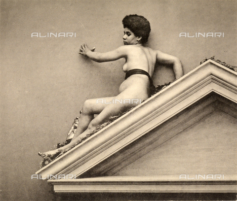 AVQ-A-000438-0014 - Nudo femminile adagiato su timpano - Data dello scatto: 1925 ca. - Archivi Alinari, Firenze