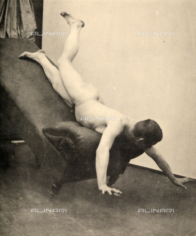 AVQ-A-000438-0017 - Nudo maschile disteso in un dormese - Data dello scatto: 1925 ca. - Archivi Alinari, Firenze