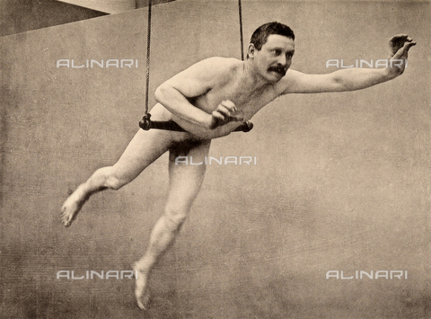 AVQ-A-000438-0019 - Nudo maschile in equilibrio su un'altalena - Data dello scatto: 1925 ca. - Archivi Alinari, Firenze