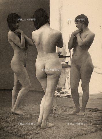 AVQ-A-000438-0020 - Gioco di nudo davanti a degli specchi - Data dello scatto: 1925 ca. - Archivi Alinari, Firenze