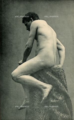 AVQ-A-000438-0021 - Nudo maschile seduto visto di schiena - Data dello scatto: 1925 ca. - Archivi Alinari, Firenze