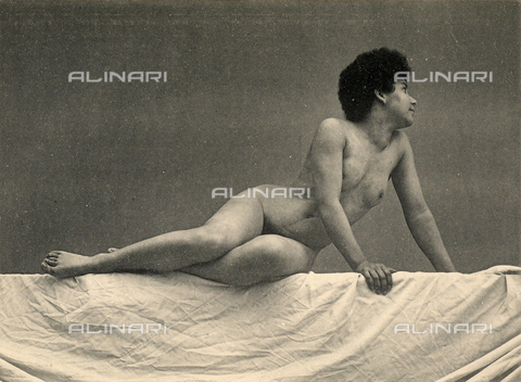 AVQ-A-000438-0023 - Nudo femminile seduto su un ripiano - Data dello scatto: 1925 ca. - Archivi Alinari, Firenze