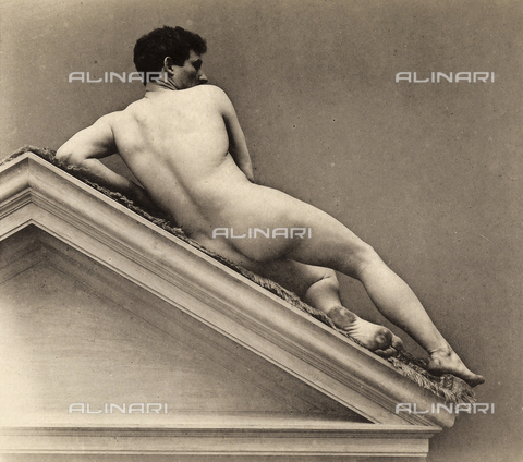 AVQ-A-000438-0024 - Nudo maschile adagiato su timpano - Data dello scatto: 1925 ca. - Archivi Alinari, Firenze