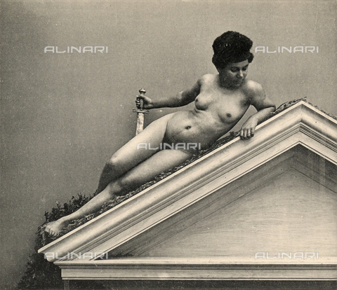 AVQ-A-000438-0025 - Nudo femminile con spada adagiato su timpano - Data dello scatto: 1925 ca. - Archivi Alinari, Firenze