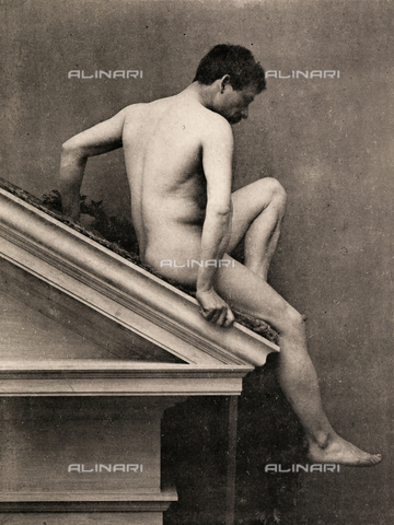 AVQ-A-000438-0028 - Nudo maschile adagiato su timpano - Data dello scatto: 1925 ca. - Archivi Alinari, Firenze