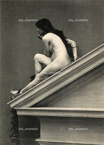 AVQ-A-000438-0029 - Nudo femminile seduto su timpano - Data dello scatto: 1925 ca. - Archivi Alinari, Firenze