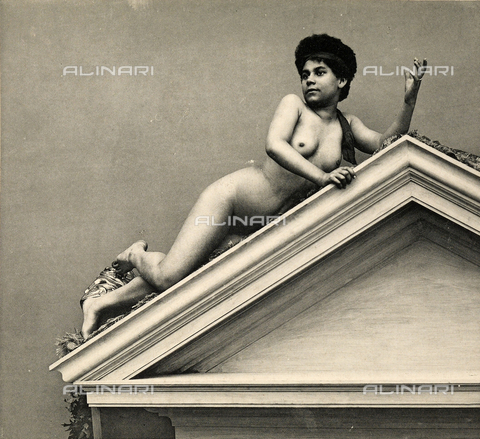 AVQ-A-000438-0032 - Nudo femminile adagiato su timpano - Data dello scatto: 1925 ca. - Archivi Alinari, Firenze