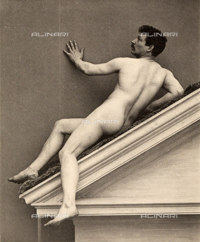AVQ-A-000438-0035 - Nudo maschile adagiato su timpano - Data dello scatto: 1925 ca. - Archivi Alinari, Firenze