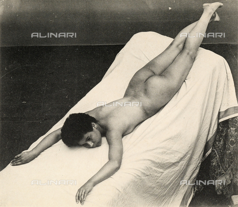 AVQ-A-000438-0042 - Nudo femminile disteso - Data dello scatto: 1925 ca. - Archivi Alinari, Firenze