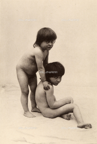 AVQ-A-000438-0043 - Ritratto di due bambini nudi - Data dello scatto: 1925 ca. - Archivi Alinari, Firenze
