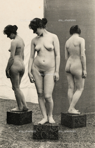 AVQ-A-000438-0047 - Gioco di nudo davanti ad uno specchio - Data dello scatto: 1925 ca. - Archivi Alinari, Firenze