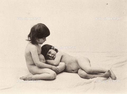 AVQ-A-000438-0048 - Ritratto di due bambini nudi - Data dello scatto: 1925 ca. - Archivi Alinari, Firenze