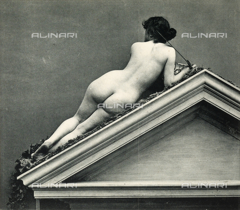 AVQ-A-000438-0050 - Nudo femminile adagiato su timpano - Data dello scatto: 1925 ca. - Archivi Alinari, Firenze